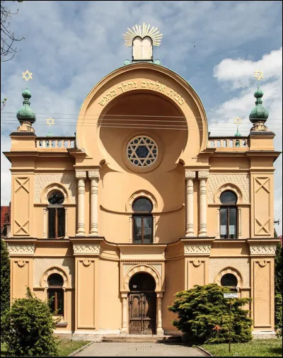 Comment s'appelle le chef religieux dans une synagogue ?