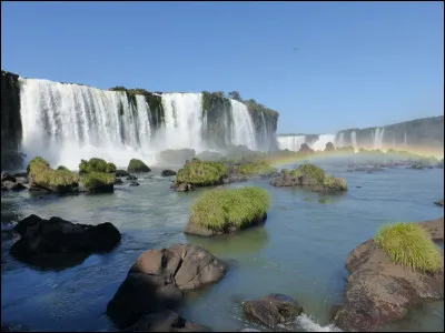 À la frontière avec quel autre pays se situe les célèbres chutes d'Iguazu ?