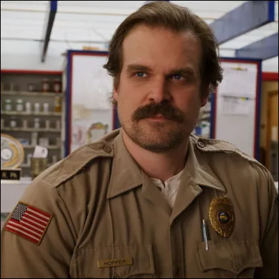 Que devient Hopper au début de la saison 4 ?