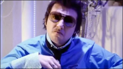 Complétez les paroles de la chanson "Ça m'énerve" : "Ça m'énerve / Toutes celles qui portent la frange à la Kate Moss / Ça m'énerve / Le rouge à lèvres c'est fini, maintenant c'est le gloss / Ça m'énerve / Toutes celles qui rentrent dans le jean slim en taille 34 / Ça m'énerve / La seule vue sur le string te donne envie de les ... / Scheisse".