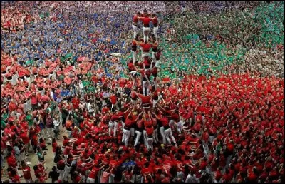 Comment s'appellent les pyramides humaines en Espagne ?