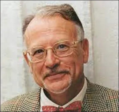 Qui est cet écrivain, auteur du roman ''La Pyramide assassinée'' ?