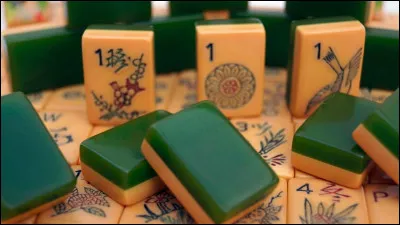 Dans quel jeu utilise-t-on des dominos appelés "tuiles" ?