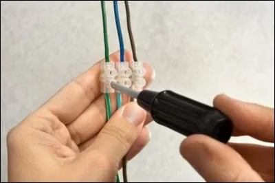 Pour raccorder des fils dénudés, tu peux utiliser...