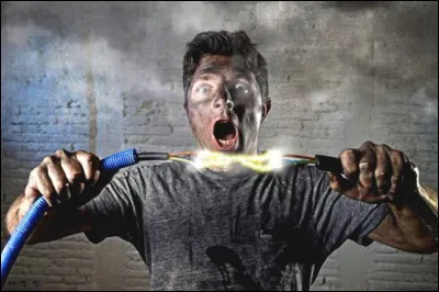 Enfin, quel est le premier réflexe à prendre lorsque tu bricoles l'électricité à la maison ?