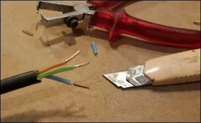 Pour dénuder des fils électriques et faire ressortir le conducteur métallique, tu prends...