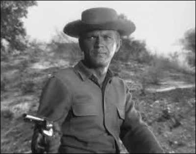 Le chanteur Gilbert Bécaud a acquis aux enchères, au prix de 15 000 francs, l'un des accessoires utilisés par Josh Randall. Cette vente aux enchères eut lieu à Paris en présence de l'acteur Steve McQueen, et l'argent récolté fut versé au Mouvement pour les villages d'enfants. Quel était cet accessoire ?