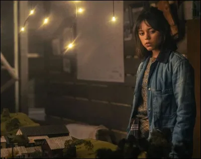 Dans quel film, sorti en septembre dernier et réalisé par Tim Burton, joue ici l'actrice Jenna Ortega ?