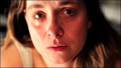 Peu après, la personne commence à pleurer et à te supplier de venir l'aider.