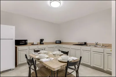 Quand tu arrives dans la cuisine, tu vois du sang par terre, puis un mot sur le frigo où il est marqué : "Ouvre-le, cadeau !".