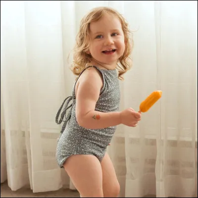 Quand tu te retournes une fillette te regarde, un immense sourire aux lèvres. Que fais-tu ?