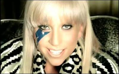 D'o sort Lady Gaga au dbut de son clip Poker Face ?