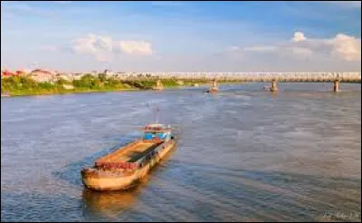 Quel fleuve traverse la capitale vietnamienne ?