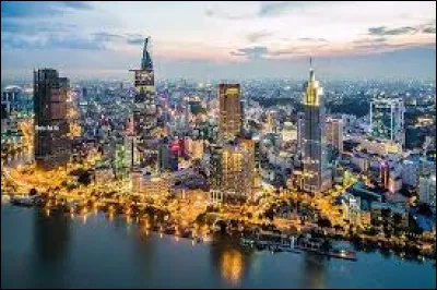 Hô Chi Minh est une figure importante de l'anticolonialisme et du communisme international. A quelle ancienne ville a-t-il donné son nom ?