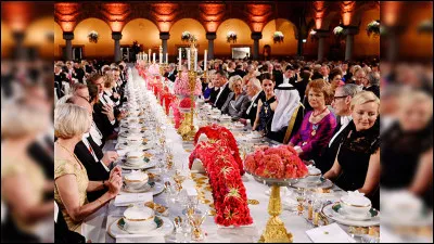 Qui se fait tirer dessus parmi les sélectionnées, dans la salle des banquets ?