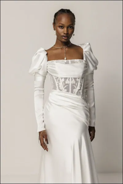 America se trompe en répondant à la reine.
Comment l'appelle-t-elle ?