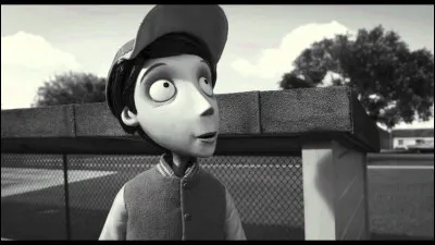 Quel film d'animation de Tim Burton se d&eacute;roule dans un monde gris&acirc;tre et pr&eacute;sente un chien ramen&eacute; &agrave; la vie par son jeune ma&icirc;tre ?