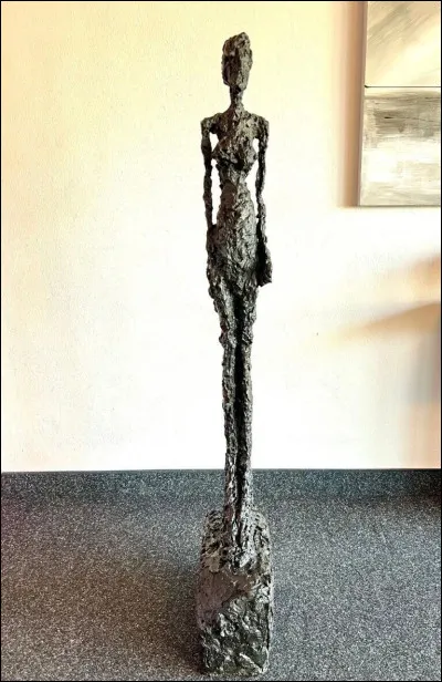 Quel sculpteur est c&eacute;l&egrave;bre pour ses �uvres grises et minimalistes comme "La Grande Femme II" ?