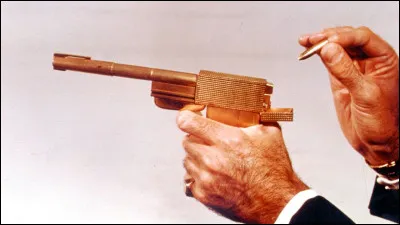 Quel acteur incarne James Bond dans le neuvième opus "L'Homme au pistolet d'or" ?