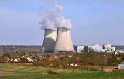 Voici une vue de Belleville-sur-Loire et de sa centrale nucléaire. Commune de l'arrondissement de Bourges, elle se situe dans le département ...
