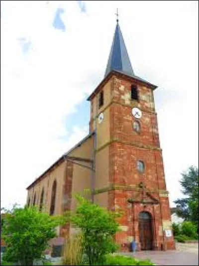 Nous sommes en Lorraine, au pied de l'église Saint-Rémi, à Kerbach. Village de l'arrondissement de Forbach-Boulay-Moselle, il se situe dans le département ...
