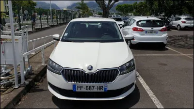 Préfères-tu les voitures de couleurs vives ou les voitures de couleurs sombres ? (Le blanc fait partie des couleurs vives.)