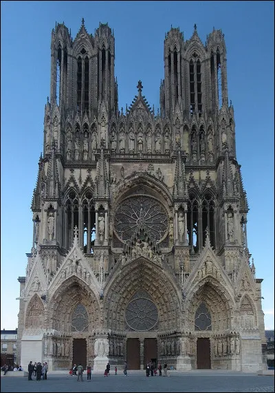 C'est dans cette cath&eacute;drale gothique que furent couronn&eacute;s (sacr&eacute;s) la plupart des rois de France. O&ugrave; se trouve-t-elle ?