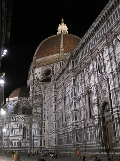 La cath&eacute;drale Santa Maria del Fiore est g&eacute;n&eacute;ralement consid&eacute;r&eacute;e comme le premier monument de la Renaissance. O&ugrave; est-elle situ&eacute;e ?