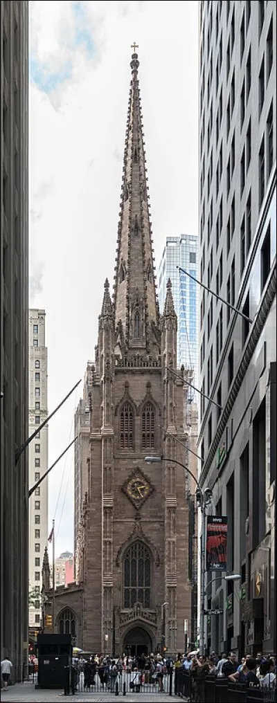 Voici une &eacute;glise bien cern&eacute;e par les immeubles. O&ugrave; est donc situ&eacute;e la Trinity Church ?