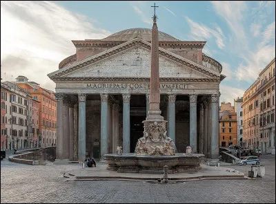 &Agrave; l'origine, ce temple &eacute;tait consacr&eacute; &agrave; tous les dieux d'o&ugrave; son nom. De quel &eacute;difice s'agit-il ?