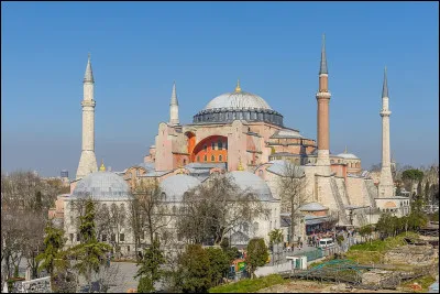 &Agrave; l'origine (IVe-VIe si&egrave;cles), ce monument situ&eacute; &agrave; Istanbul &eacute;tait...