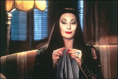 Qui interprète Morticia Addams au cinéma ?