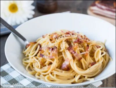 Faites-moi de la sauce pour des pâtes carbonara.