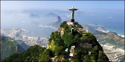 Quel est le nom de ce pic de granite qui accueille en son sommet la fameuse statue du Christ ?