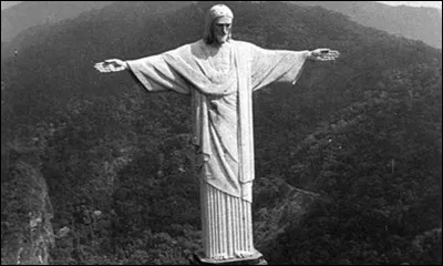 Quel est le nom de cette statue monumentale du Christ qui domine la ville de Rio de Janeiro ?