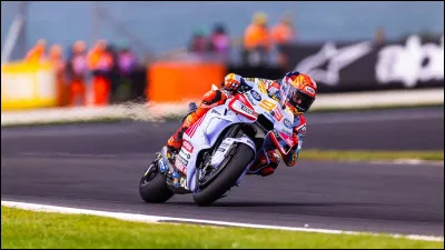 Pour clôturer ce weekend, Marc Márquez remporte la course après une grosse remontée. Pourquoi a-t-il glissé de larrière au départ ?