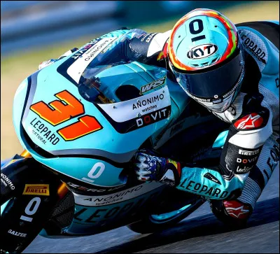 En Moto3, Adrián Fernández a bien failli remporter sa toute première victoire alors quil nétait même pas pilote titulaire. Après une chute, il laisse sa victoire à Deniz Öncü. À quelle place Fernández finira-t-il ?