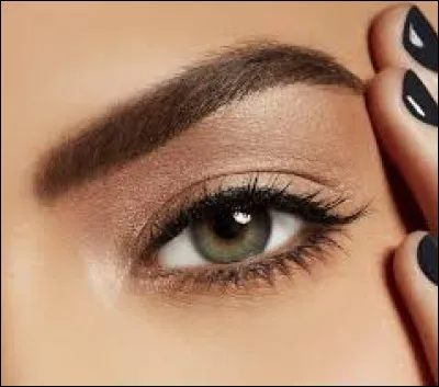 Parmi ces produits de maquillage, lequel ne concerne pas les yeux ?