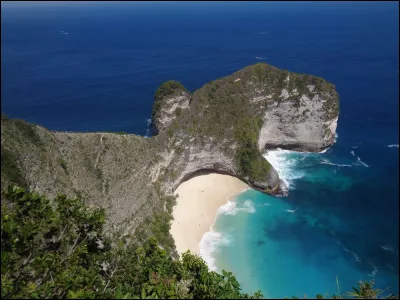 Cette petite île, voisine de Bali au sud-est et située à environ une heure de bateau du port de Sanur, est devenue très, pour ne pas dire trop, prisée des touristes pour ses falaises, ses plages et ses eaux cristallines où l'on peut observer des raies manta. Quel est son nom ?