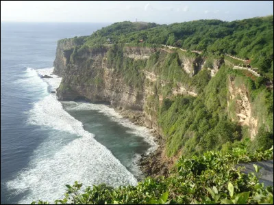 Quel est ce site naturel et culturel du sud de Bali composé d'imposantes falaises couvertes d'une jungle peuplée de macaques et parsemée de plusieurs temples ?