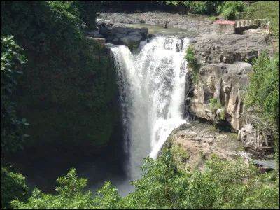 Le climat balinais présente à la fois les caractéristiques du climat équatorial avec des températures élevées toute l'année et du climat tropical avec une saison sèche et une saison humide. Sur quels mois la saison sèche s'étend-elle ?