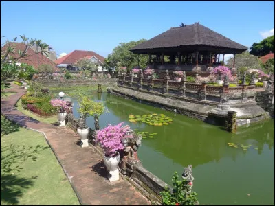 Voici, en photo, l'ancien palais royal de Klungkung, reconverti ensuite en palais de justice à l'époque coloniale avant de devenir, de nous jours, un musée et une attraction touristique majeure. Quel peuple colonisateur administra l'île du début du dix-neuvième siècle jusqu'à la Seconde Guerre mondiale ?