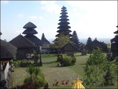 En raison de son grand nombre de temples et de la ferveur religieuse de ses habitants, quel surnom est traditionnellement attribué à Bali ?