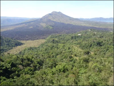 Quel est ce volcan, qui surplombe le lac du même nom du haut de ses 1 717 mètres, où de nombreux touristes viennent admirer chaque matin le lever du Soleil avant de se promener sur les coulées de lave de sa dernière éruption qui dura plus d'un an entre les années 1999 et 2000 ?