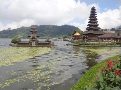 Autre endroit particulièrement touristique de l'île, quel est ce lac bordé par un grand jardin fleuri et par le complexe de temples d'Ulun Danu ?