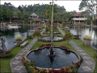 Quel est ce site remarquable de la côte est balinaise, ancien palais d'un Roi local, qui doit sa réputation touristique à ses merveilleux jardins aquatiques ?