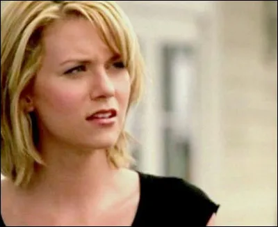 En quoi est déguisée Peyton au bal costumé ?