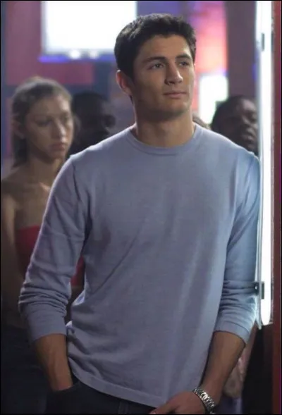 Où est situé le piercing que porte Nathan durant la saison 1 ?