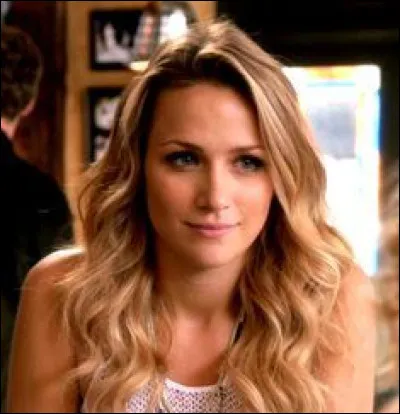 Que fait Quinn pour ralentir Katie lors de la tempête, lorsqu'elle était encore cachée dans la chambre ?