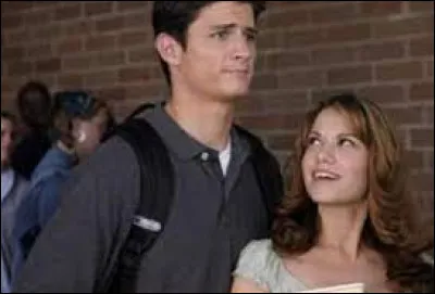 Où a eu lieu la première interaction de Nathan et Haley ?